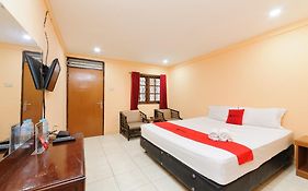 RedDoorz Plus near RSCM Jakarta